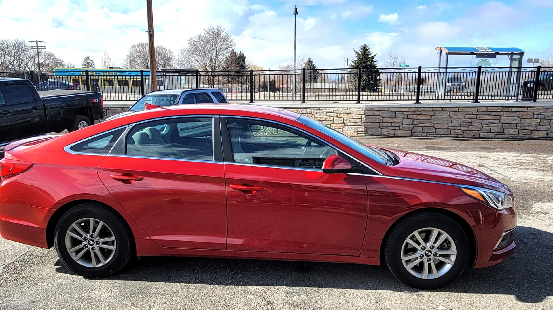 2017 Red /Gray Hyundai Sonata SE (5NPE24AF5HH) with an 2.4L I4 engine, 6 Speed Automatic transmission, located at 450 N Russell, Missoula, MT, 59801, (406) 543-6600, 46.874496, -114.017433 - Really Nice 1 Owner Sedan. Scarlett Red. 6 Speed Automatic. 2.4L I4. Air. Cruise. Tilt. Bluetooth. backup Camera. AM FM Satellite CD Player. Power Windows and Locks. - Photo#3